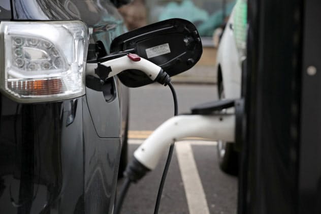 EVは気候変動への対策として普及が見込まれている=ロイター EVは気候変動への対策として普及が見込まれている=ロイター