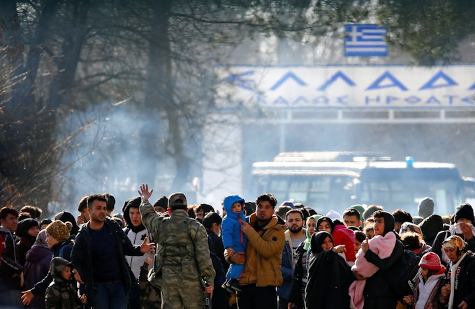 トルコ 難民の欧州越境を容認か ギリシャなど警戒 日本経済新聞