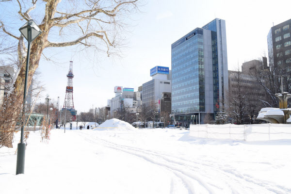 新型コロナ 新型コロナ 人が消えた街 ディズニー休園 札幌は閑散 日本経済新聞