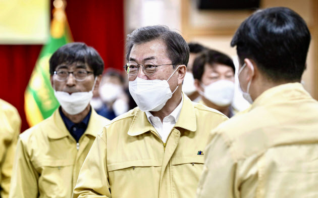 25日、韓国・大邱で開かれた新型コロナウイルスの対策会議に出席する文在寅大統領(中央)=聯合・共同 25日、韓国・大邱で開かれた新型コロナウイルスの対策会議に出席する文在寅大統領(中央)=聯合・共同