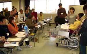 「進化する介護」ではALS患者自ら講師となり、痰の吸引やコミュニケーション方法を教えた(2004年1月、東京都中野区) 「進化する介護」ではALS患者自ら講師となり、痰の吸引やコミュニケーション方法を教えた(2004年1月、東京都中野区)