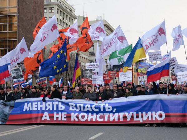 プーチンいないロシアを モスクワで1万人超行進 日本経済新聞