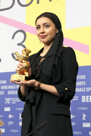 金熊賞はイラン監督作 ベルリン国際映画祭 日本経済新聞