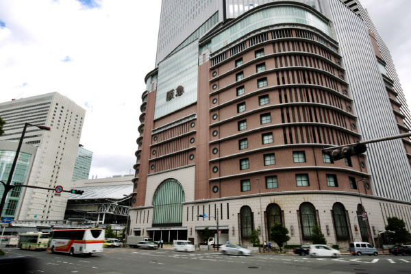 阪急阪神百貨店が営業時間を短縮 新型コロナで 日本経済新聞