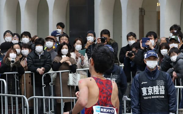 東京マラソンのゴール近くではマスク姿のファンが目立った(1日、東京都千代田区の丸の内仲通り)