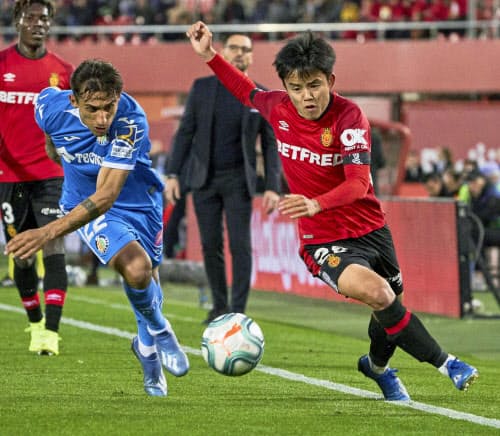 久保建英フル出場 ゲンク伊東は4点目 海外サッカー 写真 共同 日本経済新聞