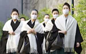 マスク姿で卒業式に向かう宝塚音楽学校の第106期生(2日午前、兵庫県宝塚市)=共同 マスク姿で卒業式に向かう宝塚音楽学校の第106期生(2日午前、兵庫県宝塚市)=共同