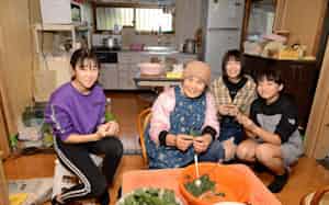 受け入れ先の家族と交流する生徒(2019年11月、鹿児島県垂水市)=古賀東中提供 受け入れ先の家族と交流する生徒(2019年11月、鹿児島県垂水市)=古賀東中提供