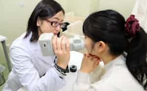 被験者の肌の色を測定する 被験者の肌の色を測定する