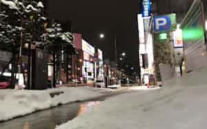 北海道一の繁華街、すすきのでも人影はまばらに 北海道一の繁華街、すすきのでも人影はまばらに