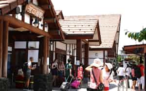 2019年は多くの外国人観光客が山梨県を訪れた(19年7月、富士急行線の河口湖駅) 2019年は多くの外国人観光客が山梨県を訪れた(19年7月、富士急行線の河口湖駅)