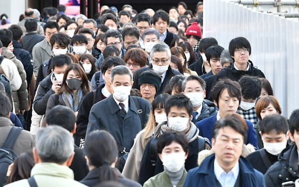 マスクをつけて通勤する人たち（大阪・梅田）
