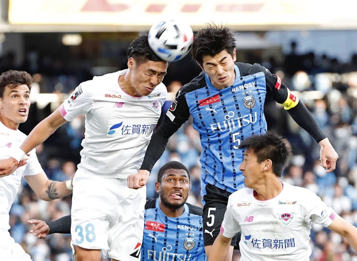 ヘディングは危険か 少年らへの制限 当然の流れ 日本経済新聞 ヘディングは危険か 少年らへの制限 当然の流れ 日本経済新聞