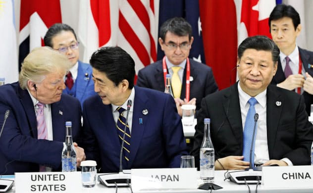 トランプ米大統領(左)と習主席(右)に挟まれる安倍晋三首相(2019年6月のG20大阪サミットで)=共同 トランプ米大統領(左)と習主席(右)に挟まれる安倍晋三首相(2019年6月のG20大阪サミットで)=共同