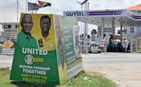 ガイアナ国営石油会社のガソリンスタンドの前に掲示された、与党連合の選挙広告（3日、ジョージタウン）