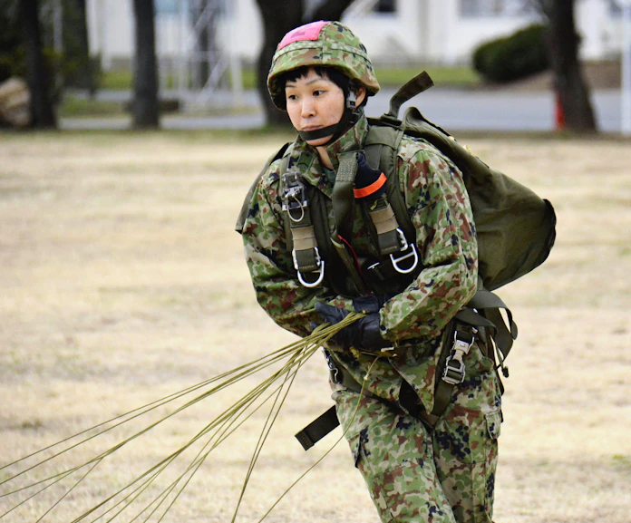 女性初の空挺団員誕生 陸自精鋭 習志野で修了式 日本経済新聞 女性初の空挺団員誕生 陸自精鋭 習志野で修了式 日本経済新聞