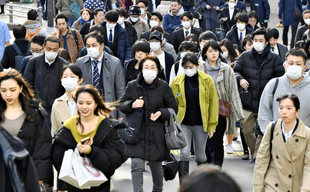 新型コロナウイルスの感染が拡大する中、マスク姿の人たちが目立つ東京・新宿(3日)=共同 新型コロナウイルスの感染が拡大する中、マスク姿の人たちが目立つ東京・新宿(3日)=共同