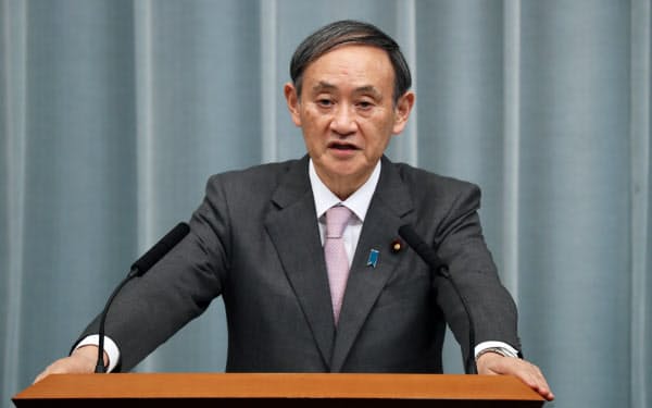 中国の習近平国家主席の訪日延期を記者会見で正式に発表する菅官房長官(5日、首相官邸)