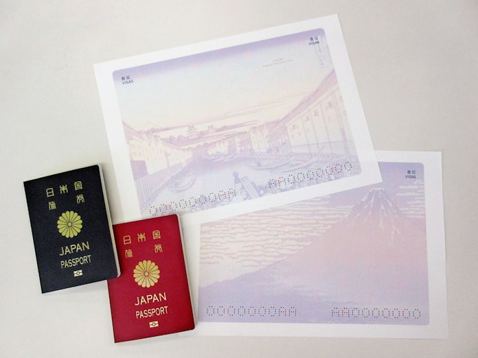 パスポートの色にお国柄 Euは赤で連帯感 英は青に 日本経済新聞 パスポートの色にお国柄 Euは赤で連帯感 英は青に 日本経済新聞
