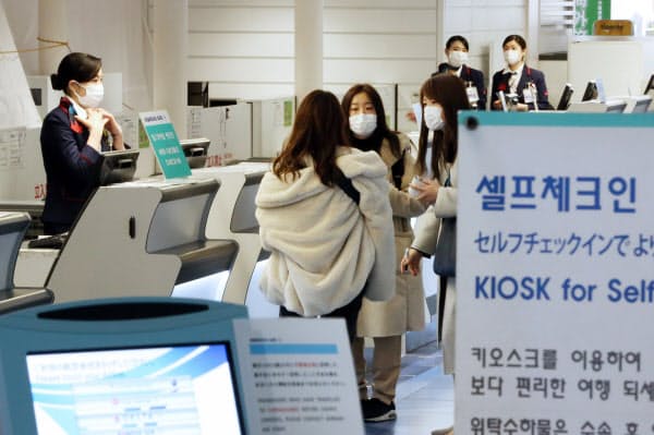 羽田空港国際線ターミナルの韓国行きチェックインカウンター(5日)