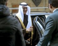 OPEC臨時総会の会場に到着したサウジアラビアのアブドルアジズ・エネルギー相(5日、ウィーン)=AP OPEC臨時総会の会場に到着したサウジアラビアのアブドルアジズ・エネルギー相(5日、ウィーン)=AP