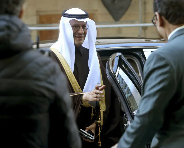 OPEC臨時総会の会場に到着したサウジアラビアのアブドルアジズ・エネルギー相(5日、ウィーン)=AP