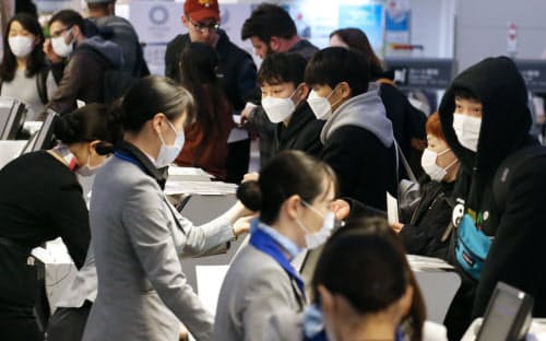 羽田空港国際線ターミナルの韓国行きチェックインカウンターを利用する旅行客(5日)