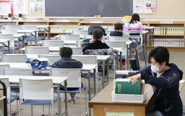 臨時休校となった小学校の図書室で自習する児童（3月2日、大阪府茨木市の春日小学校）