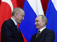 ロシアのプーチン大統領(右)とトルコのエルドアン大統領はシリア北西部の停戦で合意した(5日、モスクワ) ロシアのプーチン大統領(右)とトルコのエルドアン大統領はシリア北西部の停戦で合意した(5日、モスクワ)