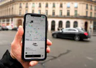 仏最高裁はウーバーと運転手の間の雇用関係を認めた=ロイター 仏最高裁はウーバーと運転手の間の雇用関係を認めた=ロイター