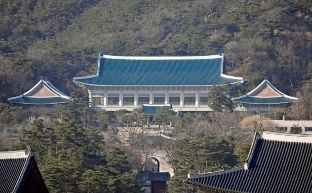 韓国からの入国を大幅に制限する日本政府の措置に、韓国が強く反発している(韓国の大統領府)=ロイター 韓国からの入国を大幅に制限する日本政府の措置に、韓国が強く反発している(韓国の大統領府)=ロイター