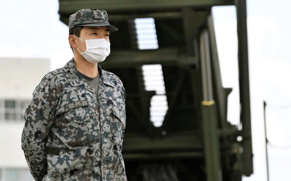 自衛隊が保有する約155万枚のマスクのうち、約100万枚を民間に供給する(兵庫県伊丹市)=共同