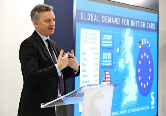 記者会見する英自動車工業会のマイク・ホーズ会長(1月29日、ロンドン)=三村幸作撮影