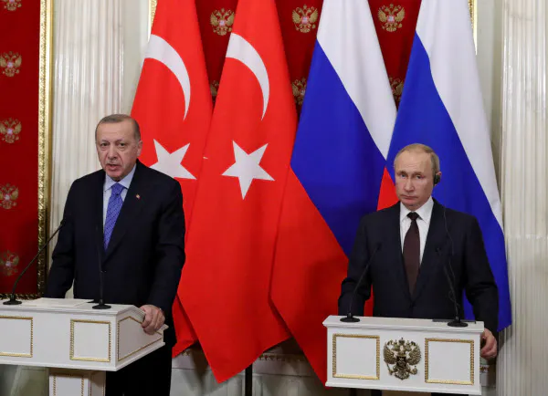 共同記者会見に臨むトルコのエルドアン大統領(左)とロシアのプーチン大統領(5日、モスクワ)=ロイター