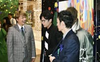 2018年、パリで開かれた香取慎吾さん（左）の個展の内覧会で稲垣吾郎さん（中）、草彅剛さんと。ファッション誌も注目する3人だ=共同