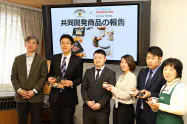 商品を開発した関係者ら(6日、秋田県庁) 商品を開発した関係者ら(6日、秋田県庁)
