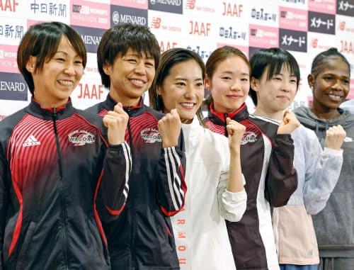 名古屋ウィメンズマラソンを前に、記者会見で記念撮影に応じる(左から)安藤友香、福士加代子、岩出玲亜、一山麻緒、野上恵子ら(6日、名古屋市)=共同