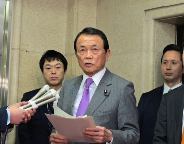 麻生太郎財務相兼金融担当相は官民の金融機関に、企業の資金繰り支援に全力で取り組むことを求めた(6日、東京・霞が関)