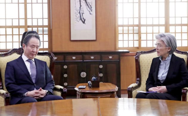 冨田駐韓大使に抗議する韓国の康京和外相(6日、ソウル)=聯合・ロイター 冨田駐韓大使に抗議する韓国の康京和外相(6日、ソウル)=聯合・ロイター