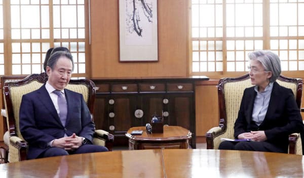 冨田駐韓大使に抗議する韓国の康京和外相(6日、ソウル)=聯合・ロイター