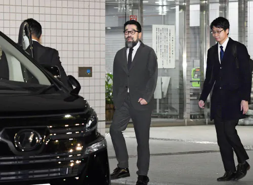 保釈され、迎えの車に向かう槙原被告(中央、6日、東京湾岸署)=共同
