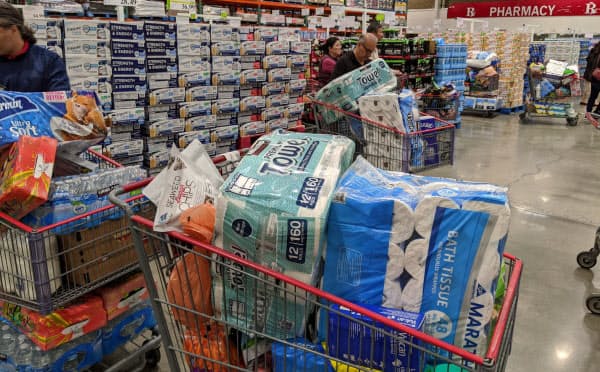 トイレットペーパーや水を買い込む客が目立つ(サンフランシスコ郊外のコストコ店舗)