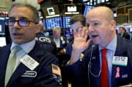 今週の米金融市場も大荒れとなった(6日、ニューヨーク証券取引所)=ロイター 今週の米金融市場も大荒れとなった(6日、ニューヨーク証券取引所)=ロイター