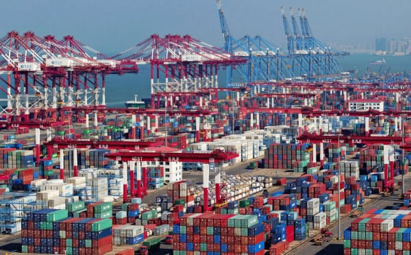 中国の青島港(山東省)=ロイター