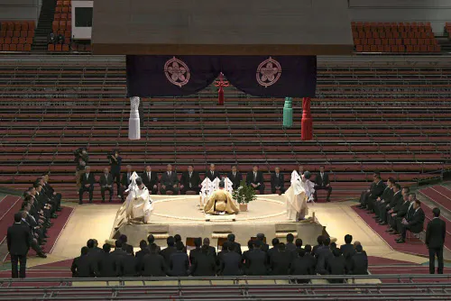 力士が出席せず行われた大相撲春場所の土俵祭り(7日午前、エディオンアリーナ大阪)=共同
