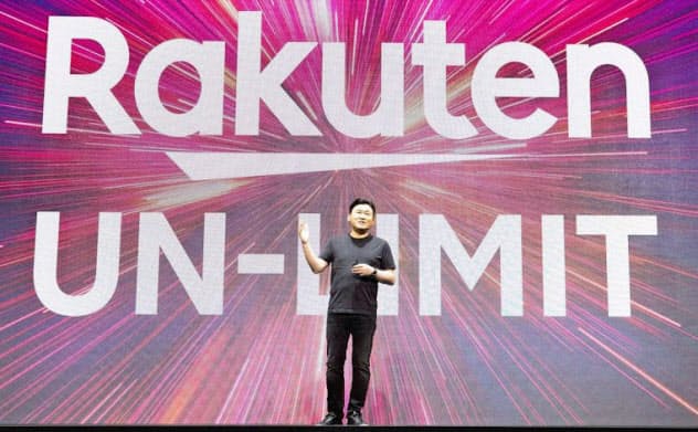 本格参入する携帯電話事業について、記者発表する楽天の三木谷浩史会長兼社長=3日午後、東京都内 本格参入する携帯電話事業について、記者発表する楽天の三木谷浩史会長兼社長=3日午後、東京都内