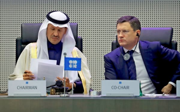 6日のOPECプラスの会議に出席したサウジのアブドルアジズエネルギー相(左)と、ノワク・ロシア・エネルギー相=ロイター