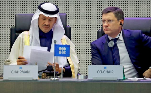 6日のOPECプラスの会議に出席したサウジのアブドルアジズエネルギー相(左)と、ノワク・ロシア・エネルギー相=ロイター 6日のOPECプラスの会議に出席したサウジのアブドルアジズエネルギー相(左)と、ノワク・ロシア・エネルギー相=ロイター