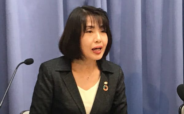 記者会見する大阪府の藤井睦子健康医療部長(7日、大阪府庁)