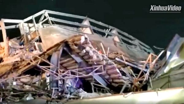 倒壊した中国福建省泉州市内のホテル(7日、新華社・共同)